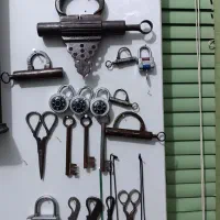 تعدادی قفل وکلید ومصقل وقیچیتماما قدیمی سالم