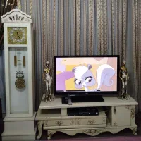 میز تلویزیون چوبی و ساعت