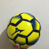 یه توپ دارم فوتبالیه