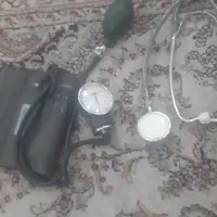 گوشی پژشکی  و درجه فشار سنج در حد نو