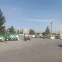 کارگر ساده برای کار در پارکینگ