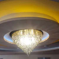 لوستر کریستالی بزرگ و  مجلل همراه با دو دیوارکوب