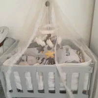 گهواره (تخت)کنار مادر