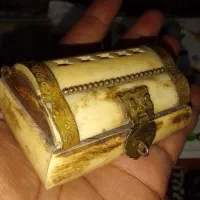 جعبه جواهرات ومقداری وسایل قدیمی