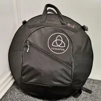 هنگ درام یونا|درام و پرکاشن|تهران, فلسطین (میدان انقلاب)|دیوار