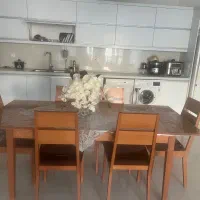 میز نهار خوری ۶نفره در حد نو و قابلیت کوچک شدن