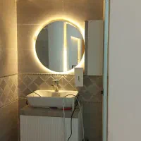 شاگرد علاقه‌مند به یادگیری ‌برق و نورپردازی