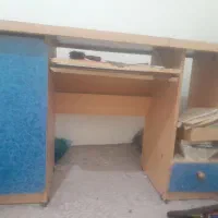 یک عدد میز کامپیوتر در حد