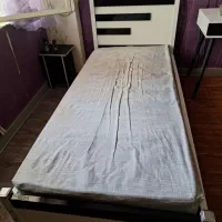 تختخواب یک نفره و صندلی