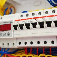 برقکار (خرده کاری)(عیب یابی) ۲۴ساعته تکفاز۳فاز برق|خدمات پیشه و مهارت|رشت, معلم|دیوار