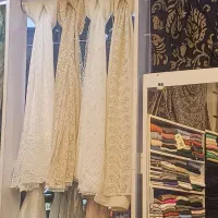 فروشنده شال وروسری