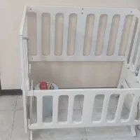 تخت نوزاد کنار مادر
