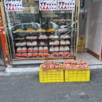 کارگر ساده در مرغ فروشی