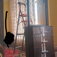 یک عدد میز آرایشی کشو دار