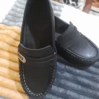 یک کفش اسپرت مشکی
