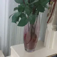 گل رز و گلدان