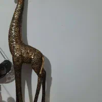 مجسمه زرافه طلایی