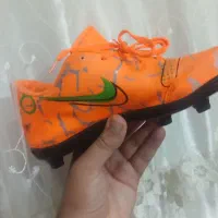 کفش فوتبالی روی چمن