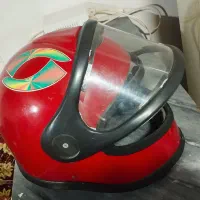 یک عدد کلاه کاسکت استفاده نشده