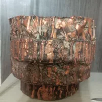 گلدان طلایی و برنزی مینیمال