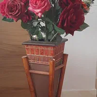 تعدادی گلدان و گل مصنوعی