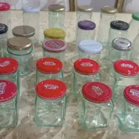 ظرف شیشه ای به تعداد ۳۵ عدد.