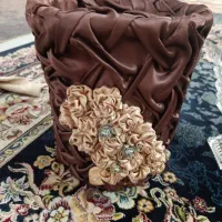 جادستمال و سطلی کنار تخت