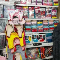 فروشنده خانم مغازه پوشاک