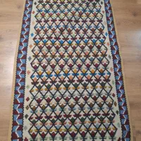 گلیم زیبا با طرح سنتی و رنگبندی شاد