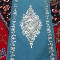 تعدادی جلد بالشت آبی و قرمز