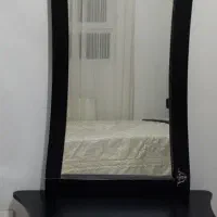 میز و آیینه قدی