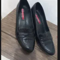 تعدادی کفش|کیف، کفش، کمربند|رشت, کوی فکوری|دیوار