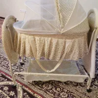 تکان می‌خورد وبرای نوزاد کاملا ایمن وراحت است|تخت و صندلی بچه|تهران, خاوران|دیوار