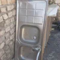 یک عدد کابینت ظرفشوی با ابچکن وسینک وشیر درحدنو