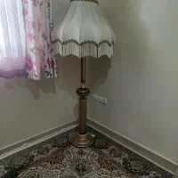 آباژور ایستاده