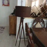 آباژور ایستاده