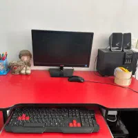 میز کامپیوتر و کتابخانه