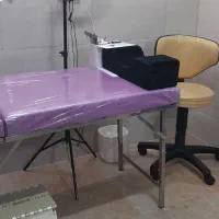 صندلی اصلاح وتخت ماساژ یا مژه|آرایشگاه و سالن‌های زیبایی|گلبهار, شهر جدید گلبهار|دیوار