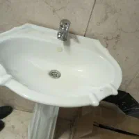 روشویی پایه دار با شیر