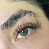 خدمات اکستنشن مژه و لیفت مژه و ابرو در سالن زیبایی
