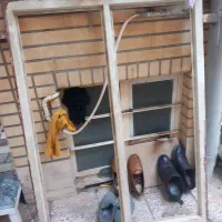 پنجره آهنی بدونه پوسیدگی و زنگ زدی سالمه سالمه