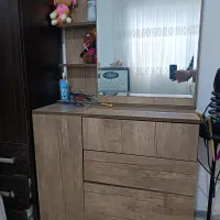 یک عدد دراور آیینه دار چهار کشو
