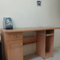 میز تحریر و کامپیوتر