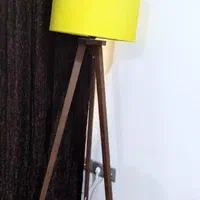 آباژور ایستاده