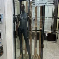 تمامی کارها هم تک و یجا فروخته میشود