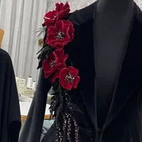 جواهر دوزی و ساخت انواع گلهای مخمل و ساتن روی لباس