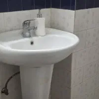 آینه روشویی تازه نصب شده ،و روشویی با پایه