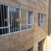 نرده پشت پنجره ترکیبی از چدن وکنگره