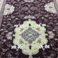یک عدد فرش خوش رنگ و زیبا