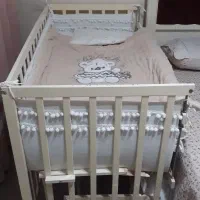 تخت کودک کنار مادر